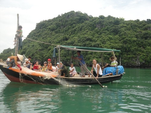 Being a fisherman for a day in Ha Long - ảnh 2